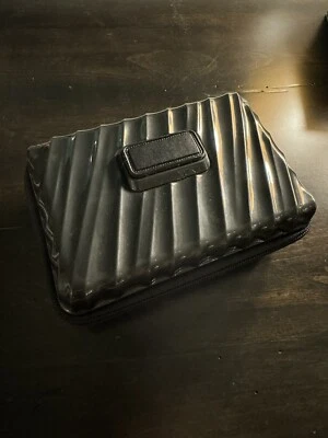 "NUEVO ESTUCHE DE VIAJE TUMI rígido Delta Airlines primera clase artículos de tocador negros 6,5""" Foto 1 de 4