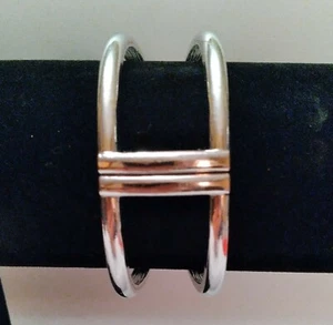 Brazalete Brazalete Tono Plata Frente Abierto Bisagras en Espalda Elegante - Imagen 1 de 5