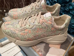 ¡LO ÚLTIMO! Zapatilla deportiva Gucci Rhyton Liberty con estampado floral de lujo Gucci 39,5/9,5 EE. UU. 642058 - Imagen 1 de 12