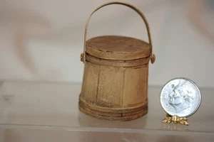 Casa de muñecas miniatura IGMA artista Pam Boorum primitivo mostaza abeto cubo con tapa - Imagen 1 de 8