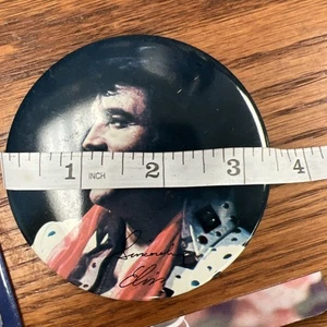 Mit freundlichen Grüßen Elvis Presley Konzert Sammlerstück Pinback Button Pin Vintage weißer Anzug - Bild 1 von 4