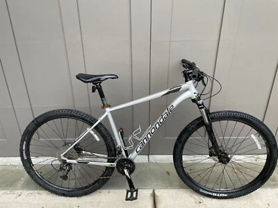 2021 Grey Cannondale Trail 6 ХОРОШЕЕ СОСТОЯНИЕ ТОВАРА РЕКОМЕНДУЕМАЯ РОЗНИЧНАЯ ЦЕНА ПРОИЗВОДИТЕЛЯ: ~700 долл. США - Изображение 1 из 3