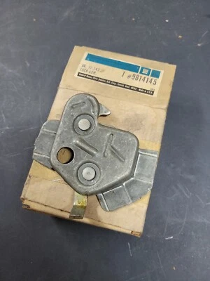 Nuevo de Lote Antiguo GM 71 72 73 CHEVROLET VEGA STATION WAGON PUERTA LEVADIZA CERRADURA PESTILLO 9814145 Foto 1 de 4