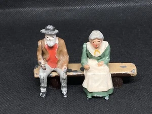 Hombre y mujer de pueblo envejecidos de Gran Bretaña (23 amarillo) ver notas - Imagen 1 de 5
