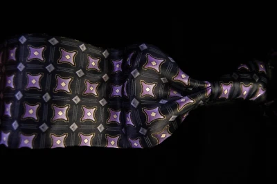 Kilburne & Finch - Corbata de cuello cuadrada 100 % seda negra y púrpura para hombre 43,9" W x 61" L Foto 1 de 4