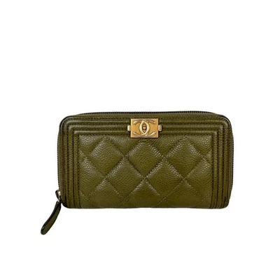 Cartera Continental CHANEL Caqui Verde Cuero Acolchada Bolsillo Interior Cremallera Alrededor Foto 1 de 4