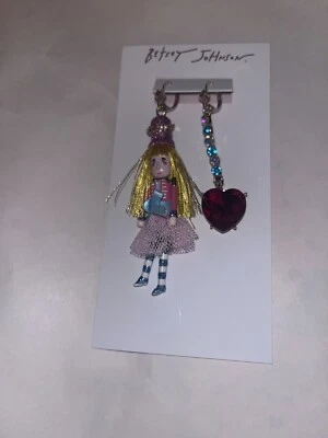 Pendientes colgantes Betsey Johnson no coincidentes tono dorado niña rojo y corazón MWT $52 Foto 1 de 4