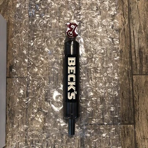 BECKS REDKEY BIER ZAPFHAHN GRIFF DEUTSCHER IMPORT BAR WERBESCHILD BAR DEKOR METALL - Bild 1 von 6