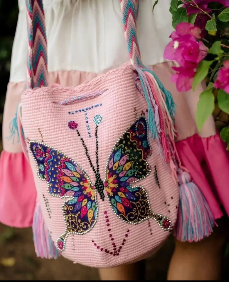 Auténtica mochila Wayuu con aplique de mariposa tejida a mano, étnica colombiana... Foto 1 de 4