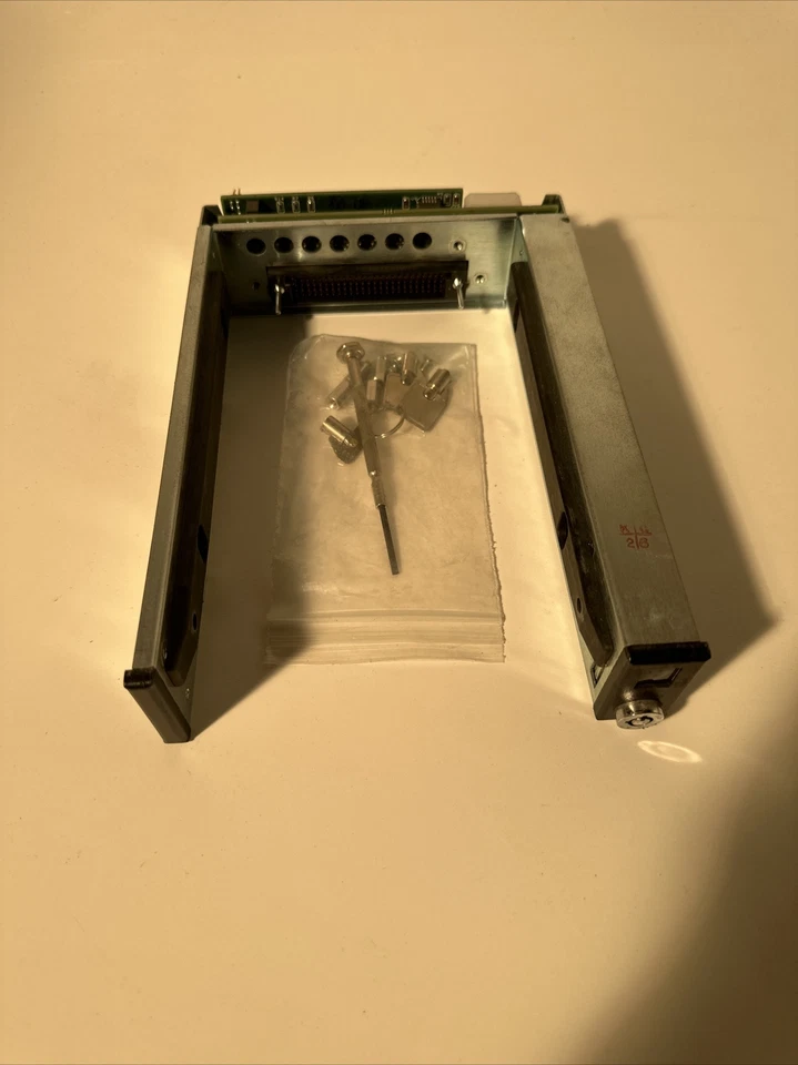 DE100i-SWDHS Kingston Wide Diff SCSI ISOLATOR carrier w/68-PIN SCSI HARD DRIVE - Image 1 of 4