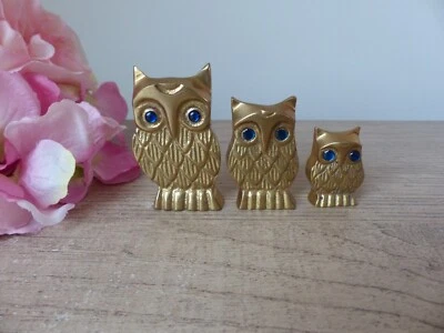 Lot de trois miniatures hiboux en laiton aux yeux bleus, hiboux sagesse Athéna - Photo 1/4