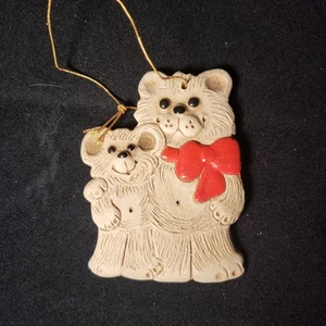 Vintage Saisman Argilla Ceramica 2 Orsacchiotti Fiocco Smaltato Rosso Ornamento Natale - Foto 1 di 5