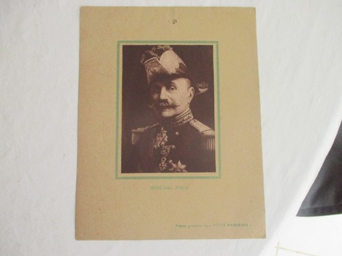 Prime journal Le petit Parisien image sur carton général Foch circa ...