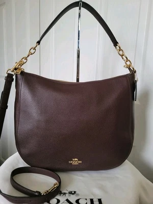 全新带标签 COACH Chelsea Hobo 32 单肩包钱包 Oxblood /Gold 卵石纹皮革 2 路 — 第 1/4 张图片