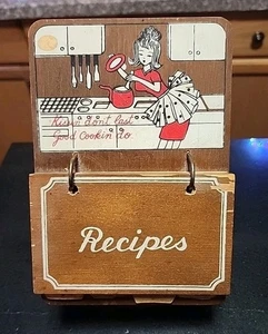 Vtg Royal Sealy MCM Wood Recipe Stand “Kissin Don’t Last Good Cookin Do” Kitsch - Picture 1 of 4