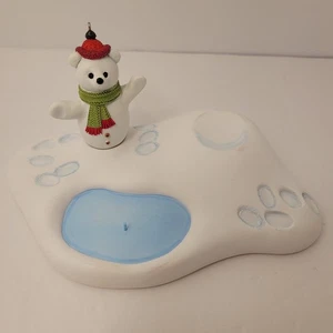 Hallmark Andenken Ornament Holiday Hill First In The Snow Cub Club Collection  - Bild 1 von 12