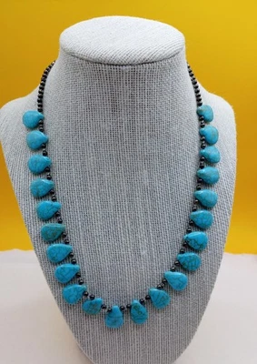 Collar con cuentas de piedra con cabachones teñidos Howlita color turquesa 18" Foto 1 de 4