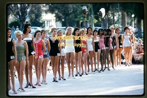 Hübsche Frau im Badeanzug Models Schönheitswettbewerb 1960, Kodachrome Slide t8b - Bild 1 von 2
