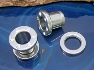 1 Pezzo Flesh Tunnel Ø 8mm Filettatura a Vite Ear Plug Acciaio Cristallo Chiaro - Foto 1 di 2