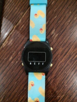 Reloj NEFF Daily Digital 5 resistente al agua patos de goma cara negra Foto 1 de 4