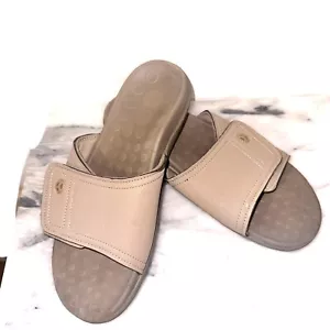 Vionic Kiwi Slide Sandalo W9 Controllo Movimento Ortotico Cammello Cachi Unisex - Foto 1 di 12