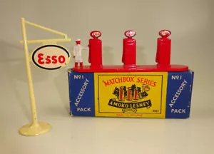 "Paquete de accesorios Matchbox A1A "ESSO" bombas y letrero rojo/crema en caja MOKO - Imagen 1 de 6
