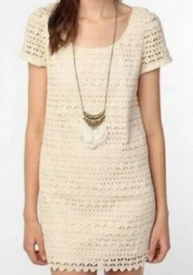 Vestido recto UO Mirando a las Estrellas Crema Margarita Bordado Ojales Encaje Superpuesto mediano Foto 1 de 4