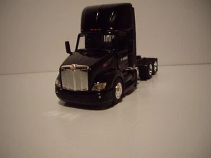 ERTL 1/64 NEGRO PETERBILT 579 CABINA CORTA MISMA ESCALA QUE DCP - Imagen 1 de 5
