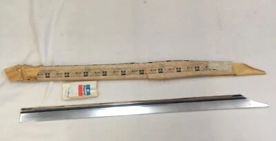 NOS 1969 Chrysler Newport Custom porta traseira direita acabamento de moldagem inferior - Imagem 1 de 4