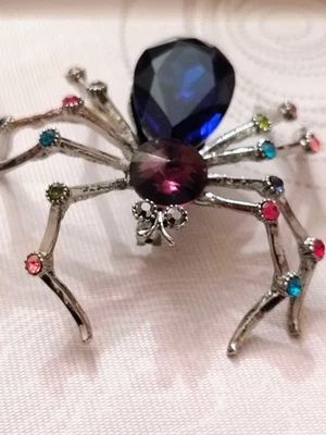 Broche de araña gótico prendedor pedrería multicolor lágrima azul disfraz de Halloween Foto 1 de 4