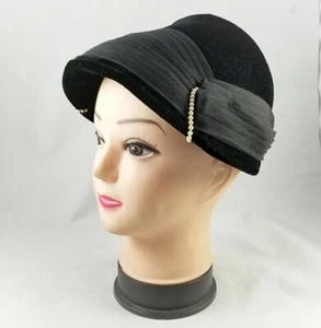 BEAUTIFUL VINTAGE VELVET BONNET CIRCA 1930's WITH NETTING AND PEARL TRIM - Picture 1 of 6
