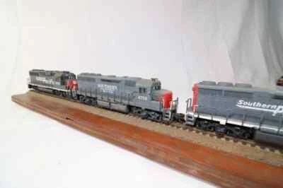 Atlas HO Southern Pacific GP40 #4712 Diesel Locomotive - Image 1 of 4