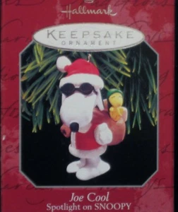 1998 HALLMARK - JOE COOL -1ST IN THE SPOTLIGHT ON SNOOPY SERIES - MINT IN BOX - Picture 1 of 2