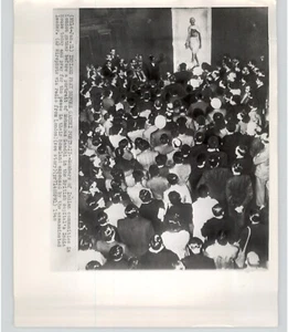 INDIOS en Londres en MAHATMA GANDHI retrato después del asesinato 1948 foto de prensa - Imagen 1 de 2