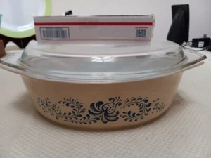 Vintage Pyrex 2,5 Quart Homestead #045 Kasserolle Servierschale Schüssel mit Deckel, schön blau - Bild 1 von 4