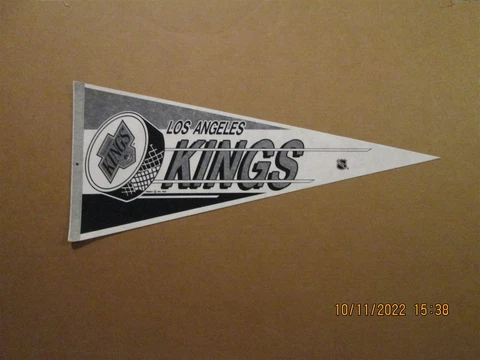 NHL Los Angeles Kings Vintage Circa 1989 Team Logo Hockey Puck Pennant Cover
