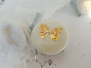 3 NEUE Vintage Siegel SCHUBLADENGRIFFE KNÖPFE Keramik SCHMETTERLING DESIGN goldfarben weiß - Bild 1 von 7
