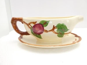 FRANCISCAN Apple ~ Gravy Boat con sottopiastra attaccata ~ 3” x 8” ~ USA - Foto 1 di 7