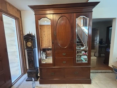 Armario vintage de caoba con incrustación Foto 1 de 4