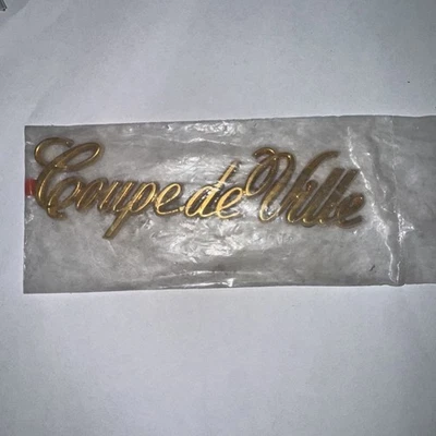 Cadillac Coupe de Ville Script emblema dorado Foto 1 de 2