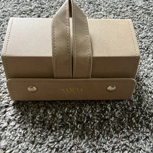 Estuche con soporte para gafas de sol SANCIA AUSTRALIA cuero sintético tostado para 3 gafas de sol - Imagen 1 de 2