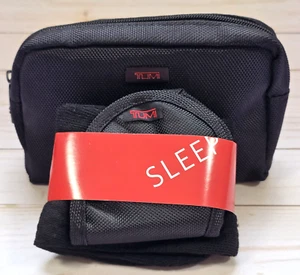 TUMI x DELTA AIRLINES ESTUCHE COSMÉTICO DE VIAJE DE NAILON BALÍSTICO MÁSCARA PARA DORMIR CONJUNTO DE CALCETINES - Imagen 1 de 8