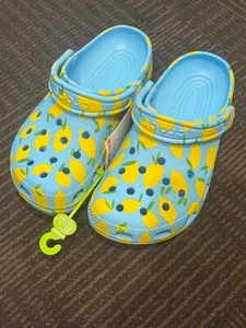 Crocs Classic Fresh Fruits Lemons Blue Yellow Lemon Clog 211008-4WD B1 - Picture 1 of 5