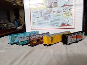 Ho Scale freight Cars 4 & 1 Track Cleaner Box Car Pre Owned - Picture 1 of 7