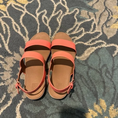 Sandalias FitFlop para mujer talla 8 Barra charol mezcla correa negra, usadas dos veces Foto 1 de 4