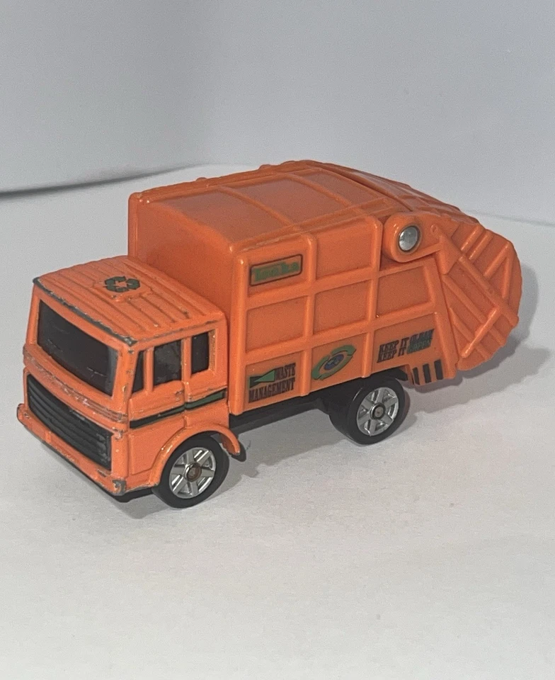TONKA HASBRO - 2000 DIE CAST SANITATION/WASTE MANAGEMENT/GARBAGE ORANGE TRUCK - Image 1 of 4