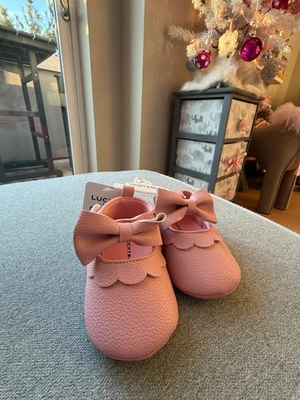 Zapatos de Cuna Marca Lucky Rosa Infantil Niña Niño Talla 4 Bebé Sin Cordones NUEVO Foto 1 de 3