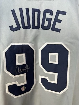 Camiseta firmada por Aaron Judge de los Yankees de Nueva York con certificado de autenticidad holograma #99 Foto 1 de 4