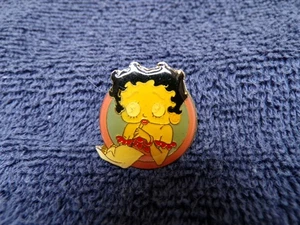 DE COLECCIÓN BETTY BOOP ESCRIBIENDO UNA LETRA RESINA ESMALTE TONO DORADO METAL SOMBRERO SOLAPA PIN - Imagen 1 de 5