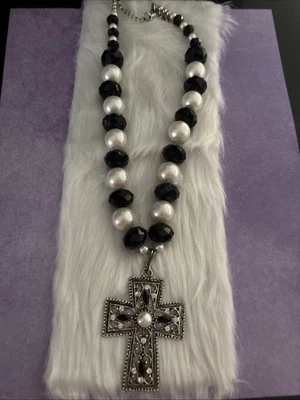 Collar de cadena de oro blanco con cuentas con colgante de cruz de oro  Foto 1 de 4